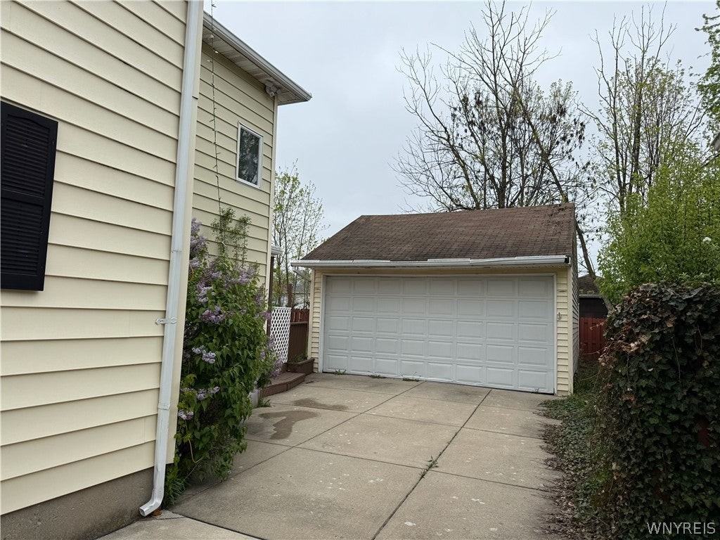 437 Springville Ave - Photo 2 of 32