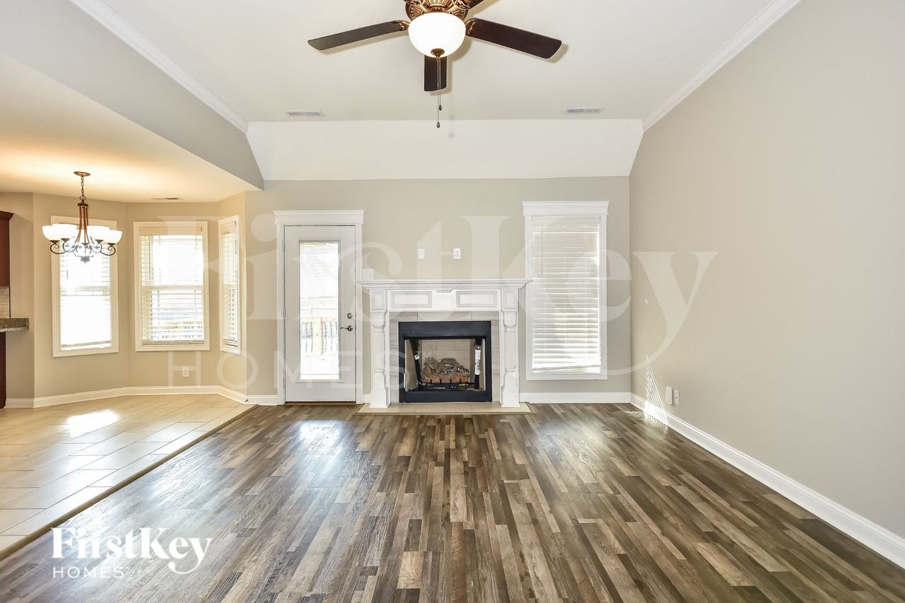1045 Rushmore Rd - Photo 4 of 15
