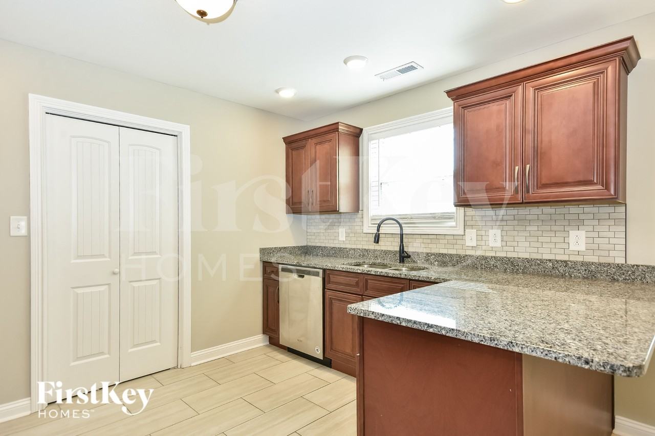 1045 Rushmore Rd - Photo 5 of 15