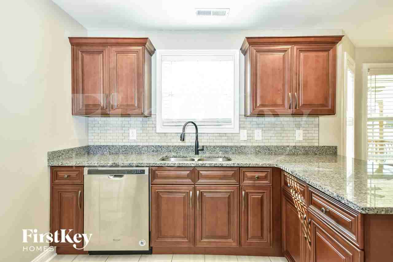 1045 Rushmore Rd - Photo 6 of 15