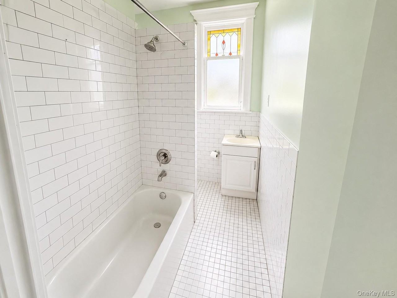 7605 85th Dr - Photo 2 of 5