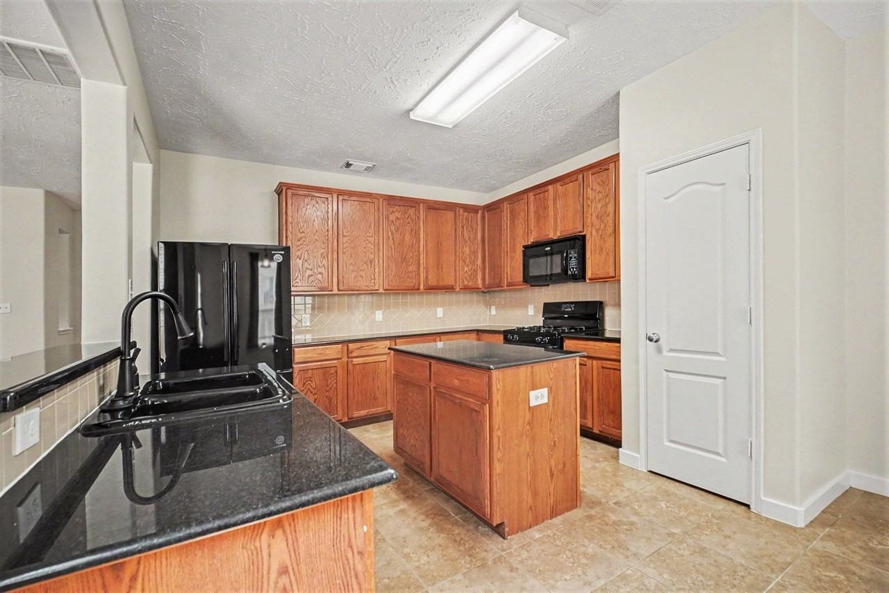 7419 Hollister Rdg - Photo 7 of 27