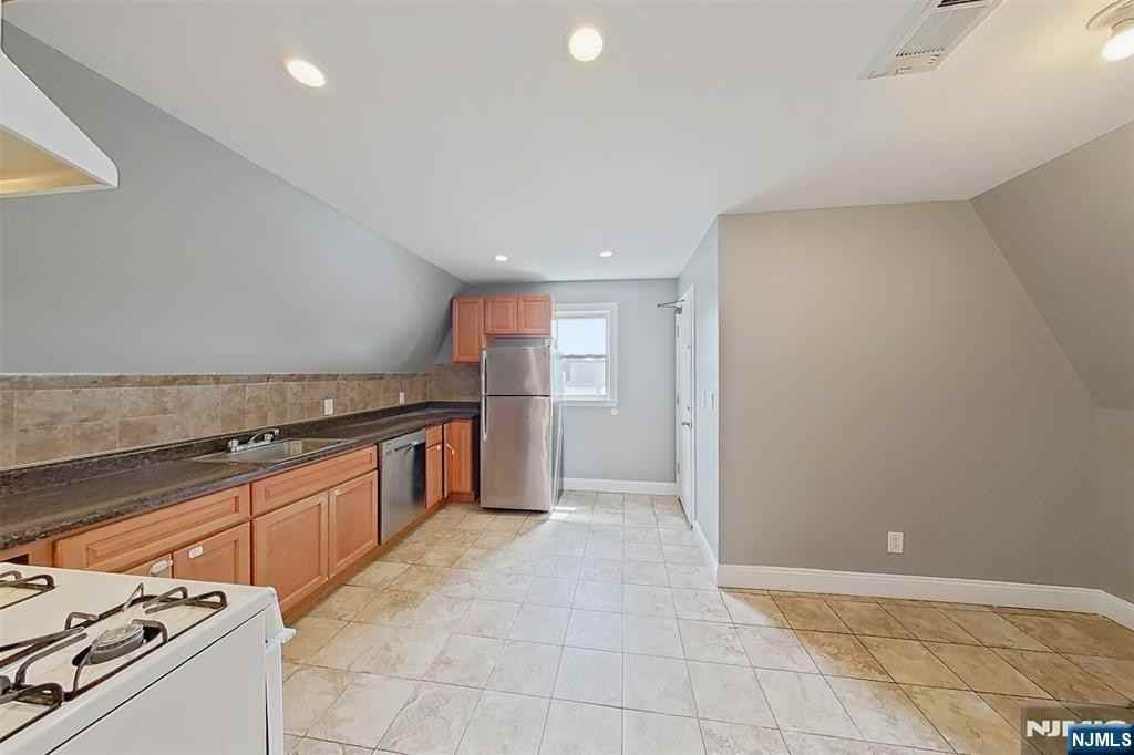 43 Melrose Ave ##3 - Photo 7 of 21
