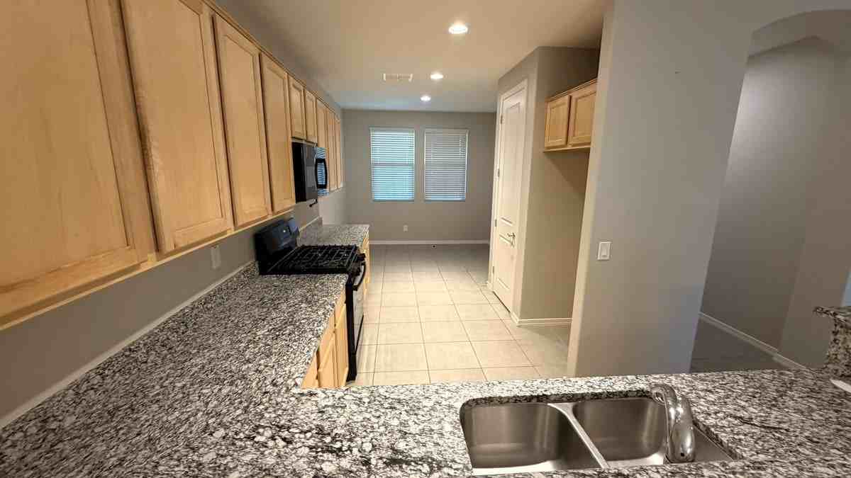 41320 W Palmyra Ln - Photo 5 of 14