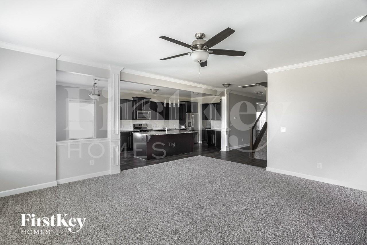 201 Jobe Dr - Photo 4 of 15