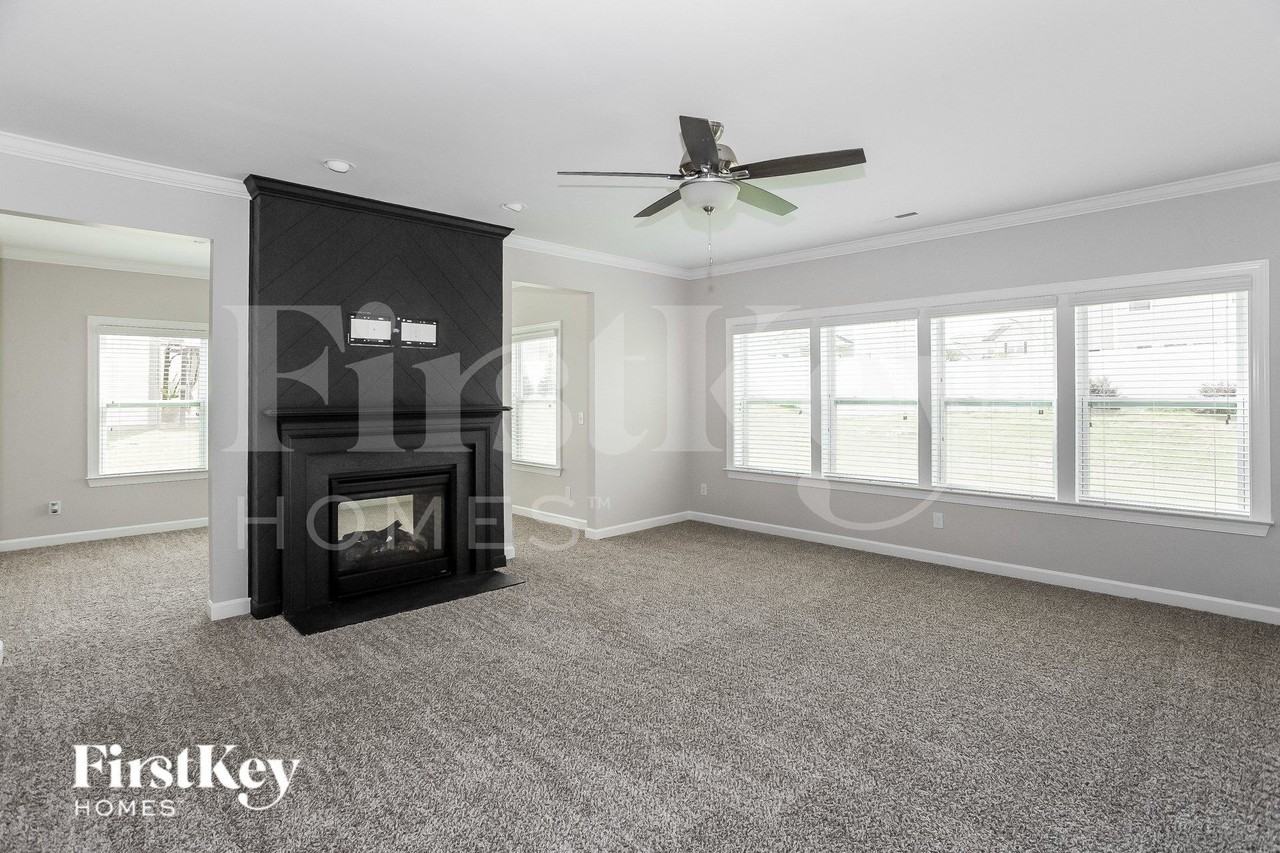 201 Jobe Dr - Photo 5 of 15