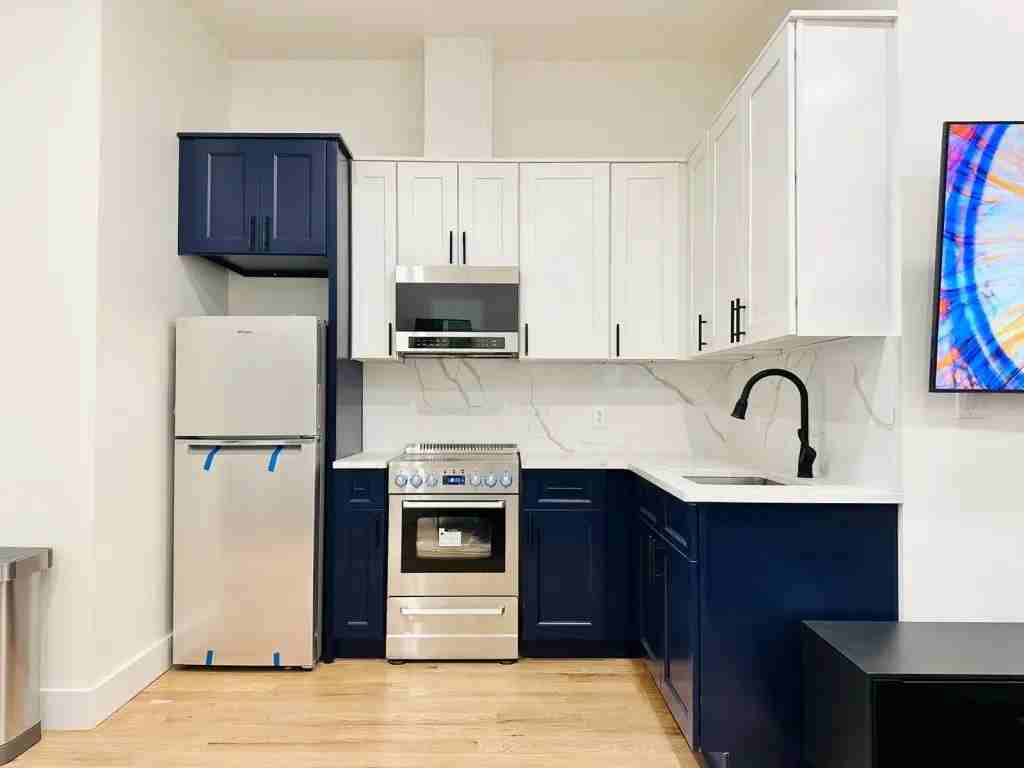 Private Bedroom in 3 Bedroom/1.5 Bathroom Home - Photo 5 of 10