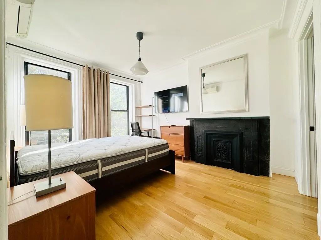Private Bedroom in 5 Bedroom/2.5 Bathroom Home - Photo 2 of 9