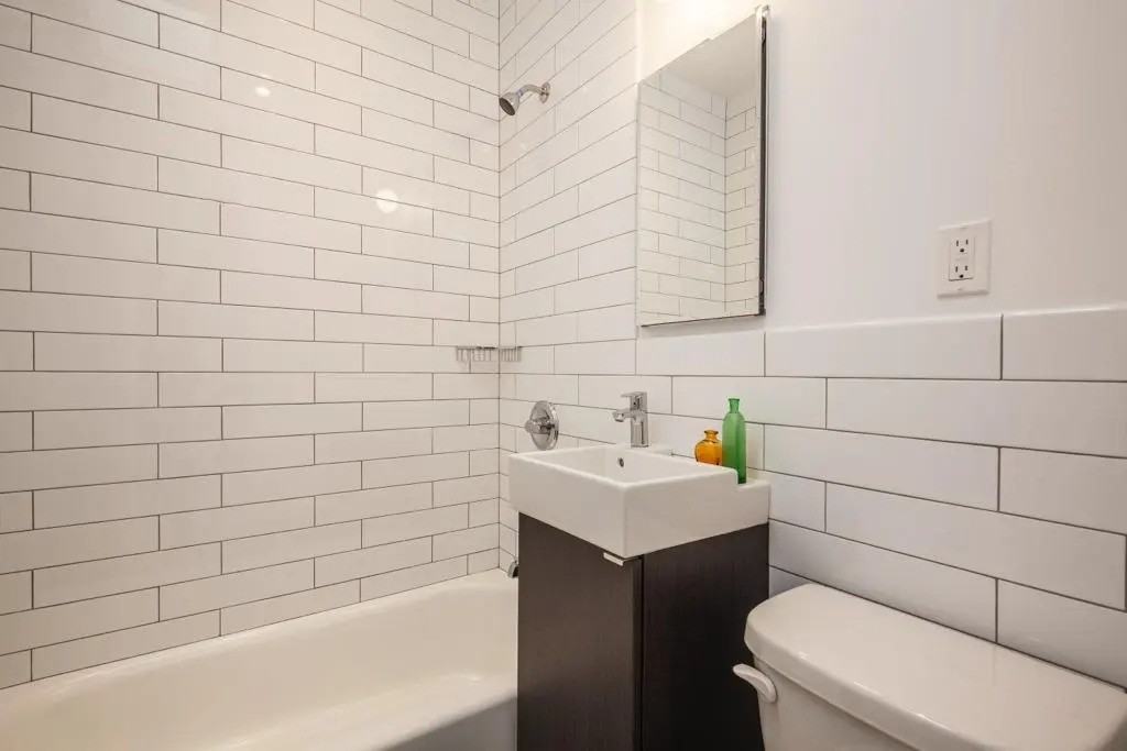 Private Bedroom in 5 Bedroom/2.5 Bathroom Home - Photo 5 of 12