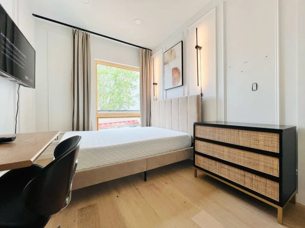 Private Bedroom in 7 Bedroom/4 Bathroom Home - Photo 2 of 7