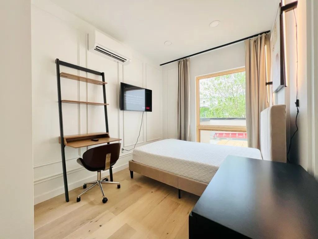 Private Bedroom in 7 Bedroom/4 Bathroom Home - Photo 3 of 7