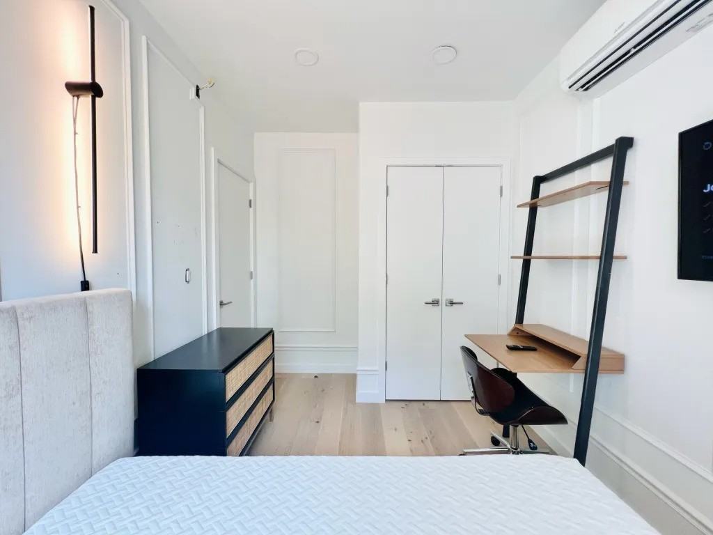 Private Bedroom in 7 Bedroom/4 Bathroom Home - Photo 4 of 7