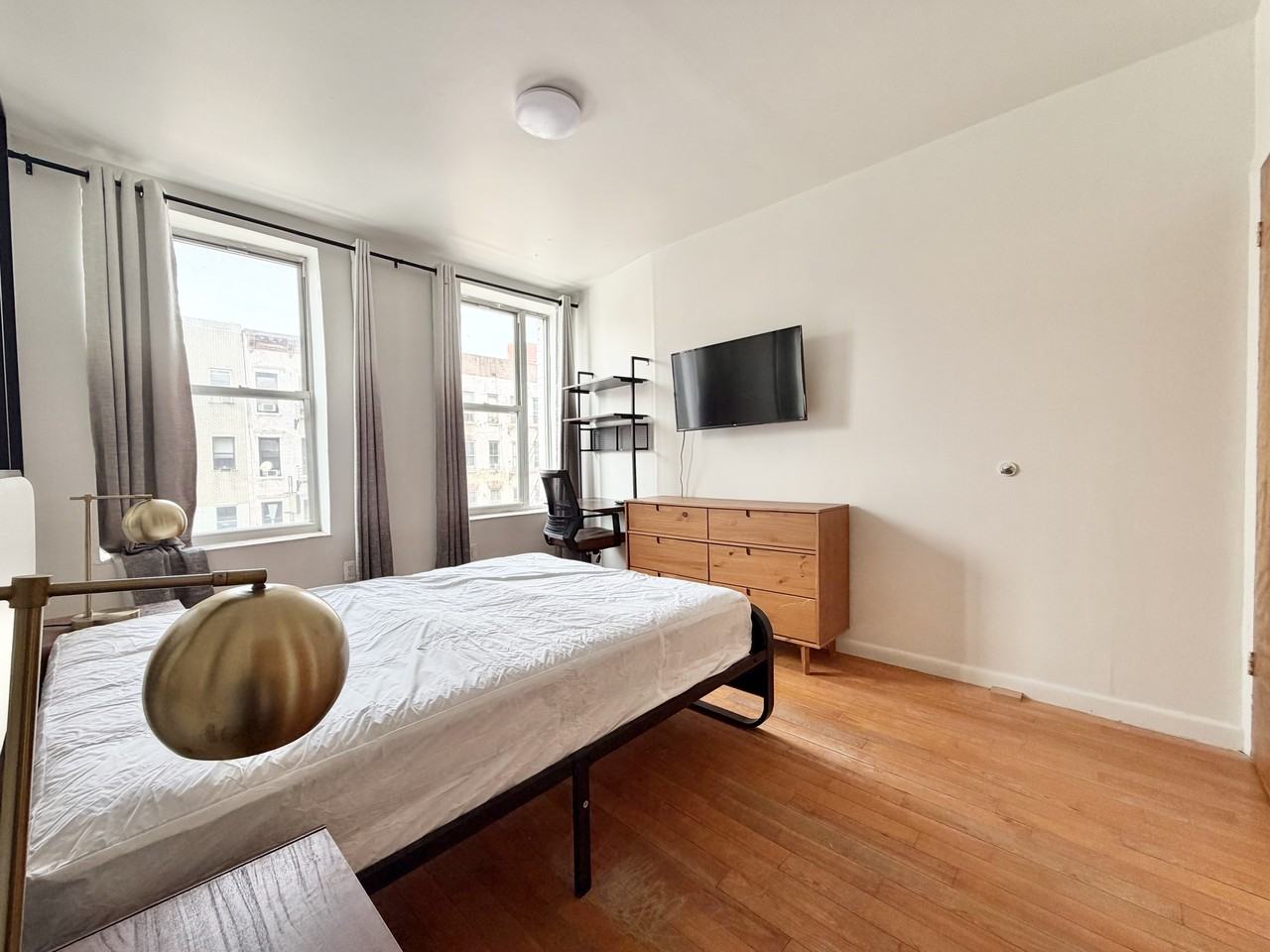 Private Bedroom in 4 Bedroom/2 Bathroom Home - Photo 2 of 4