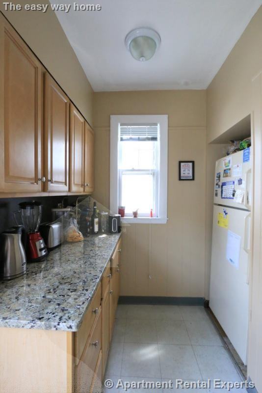 138 W Adams St - Photo 3 of 20