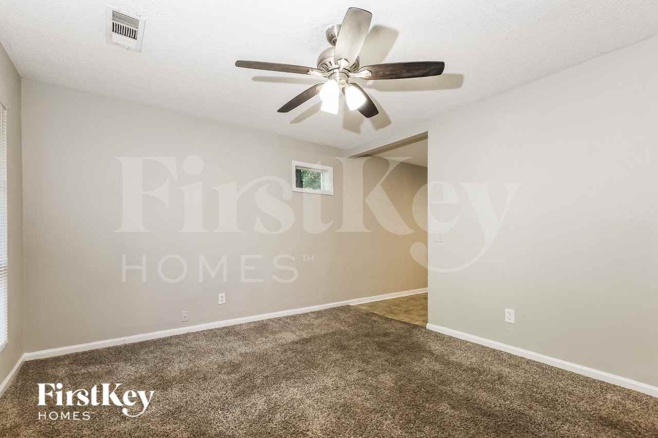 8280 Attleboro Dr - Photo 4 of 16