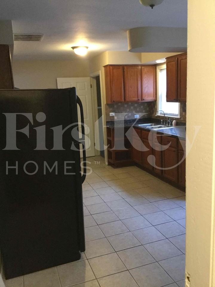 8044 S Maplewood Ave - Photo 4 of 20