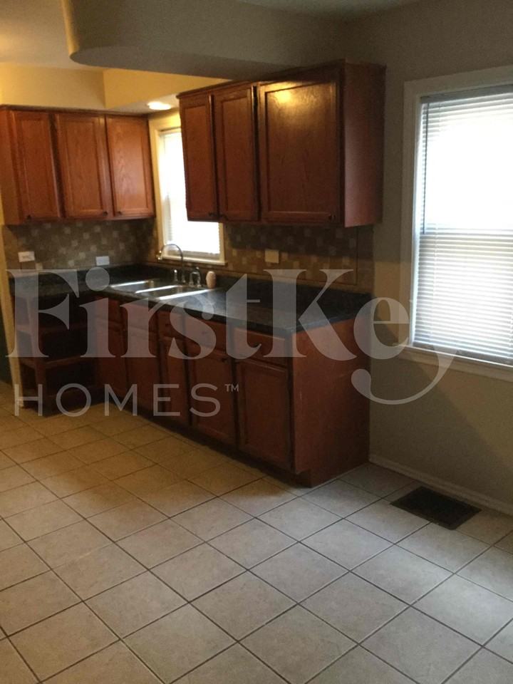 8044 S Maplewood Ave - Photo 5 of 20