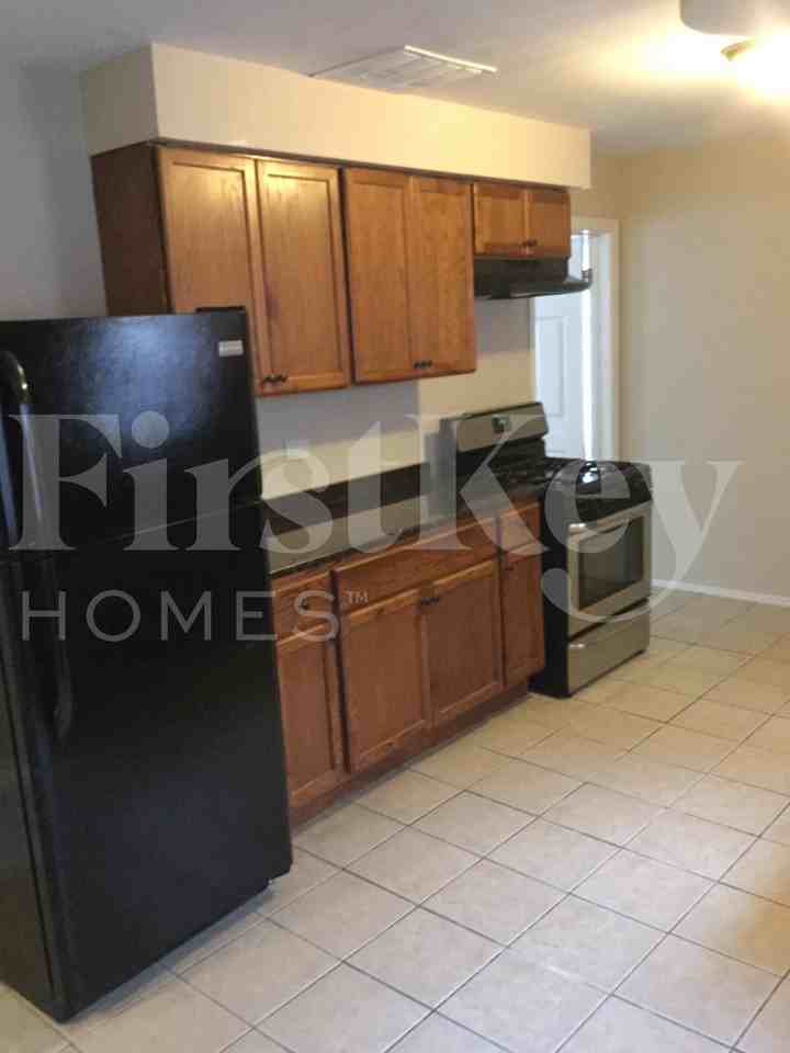 8044 S Maplewood Ave - Photo 6 of 20