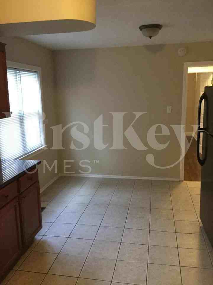 8044 S Maplewood Ave - Photo 7 of 20
