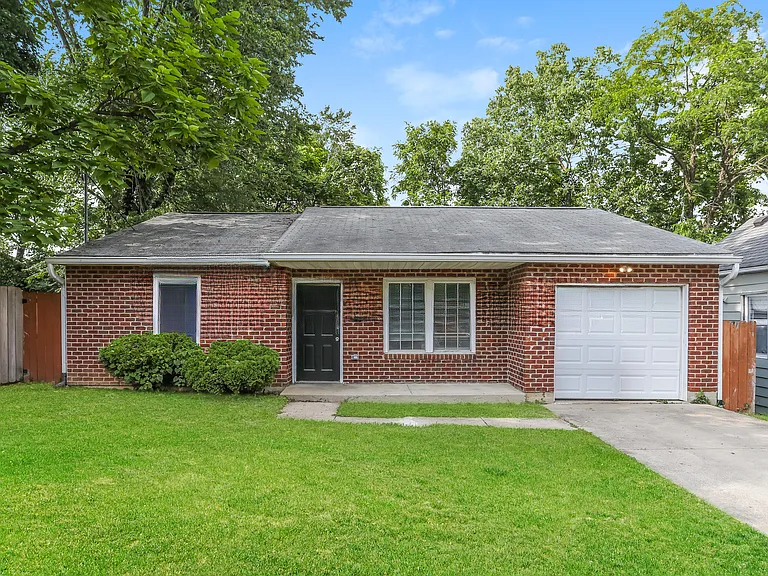 298 Wessex Ct - Photo 2 of 9