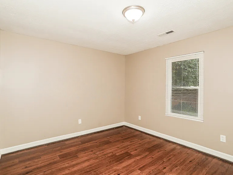 298 Wessex Ct - Photo 3 of 9