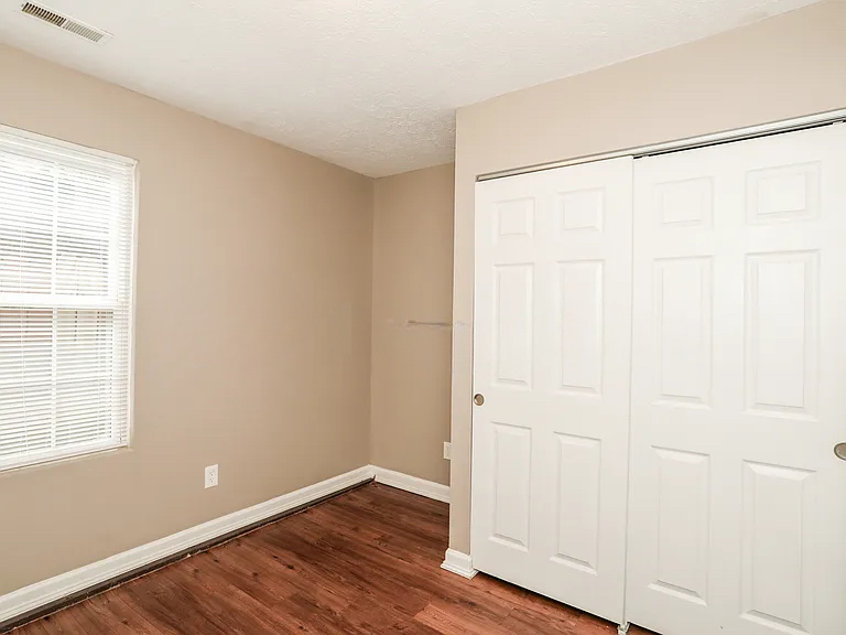 298 Wessex Ct - Photo 4 of 9
