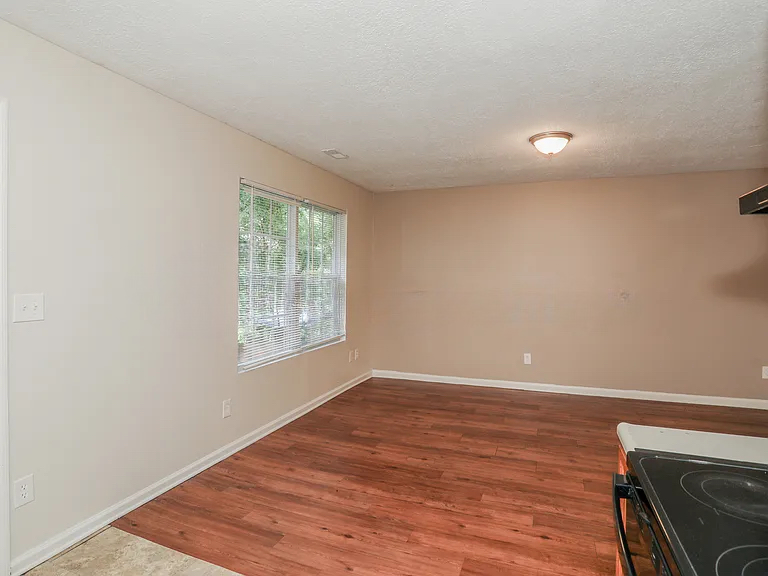 298 Wessex Ct - Photo 5 of 9