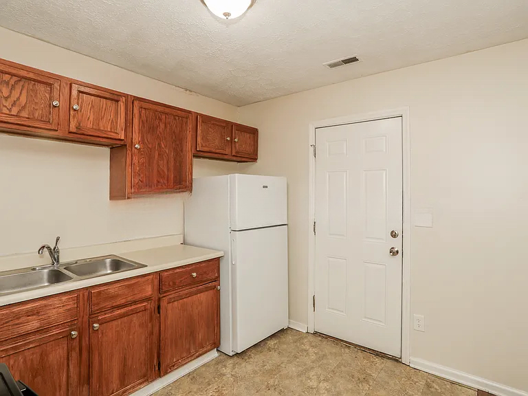 298 Wessex Ct - Photo 6 of 9