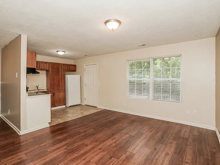 298 Wessex Ct - Photo 7 of 9