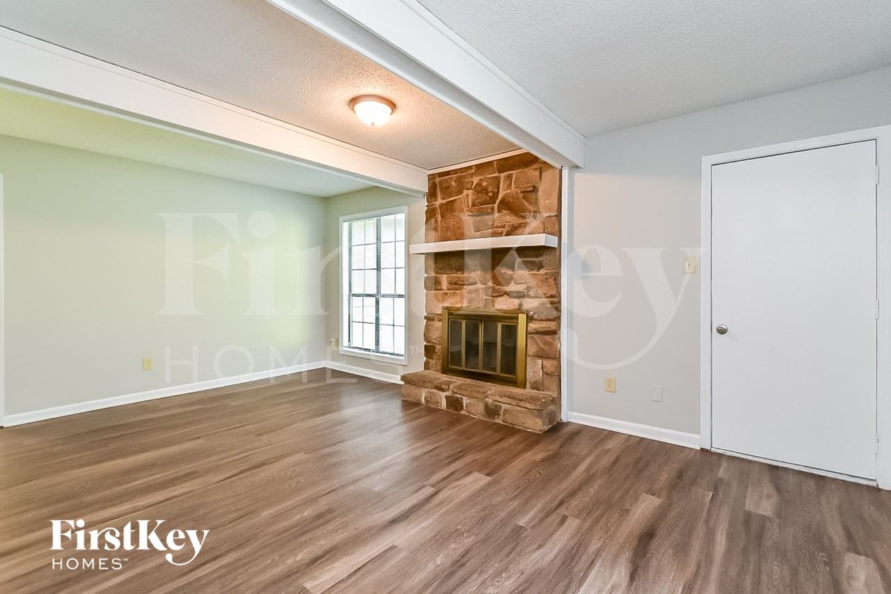 4399 Winter Park Dr - Photo 3 of 15
