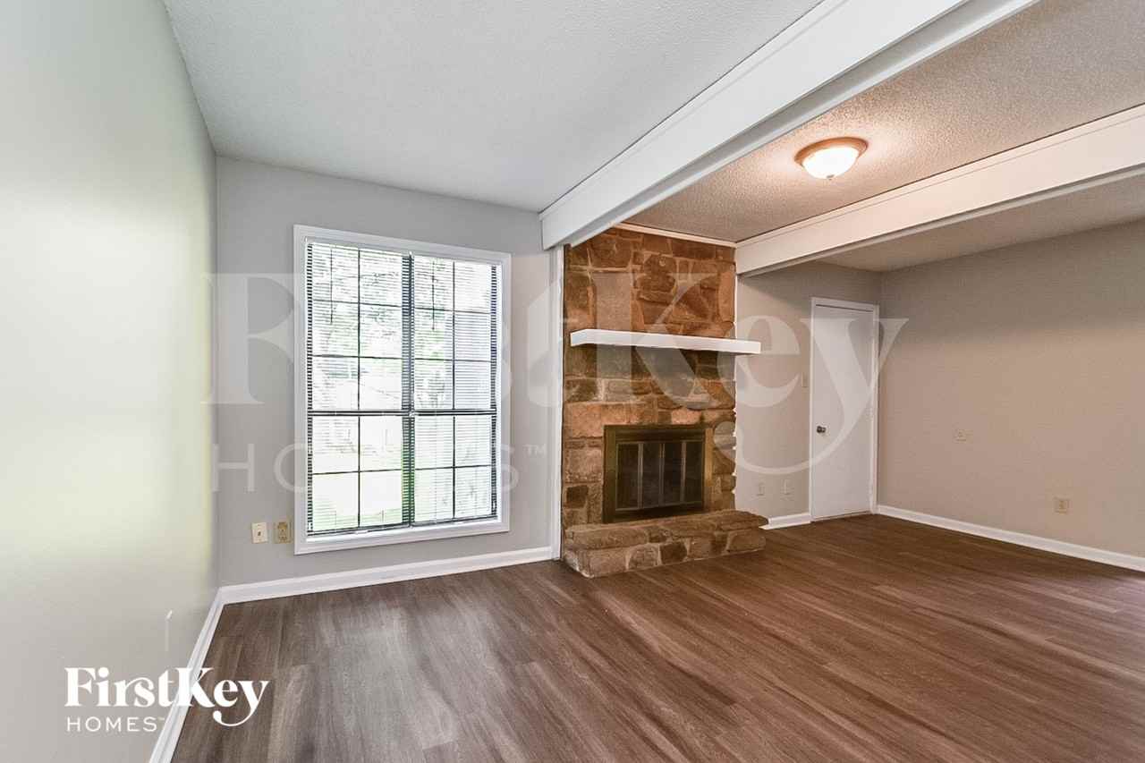 4399 Winter Park Dr - Photo 4 of 15