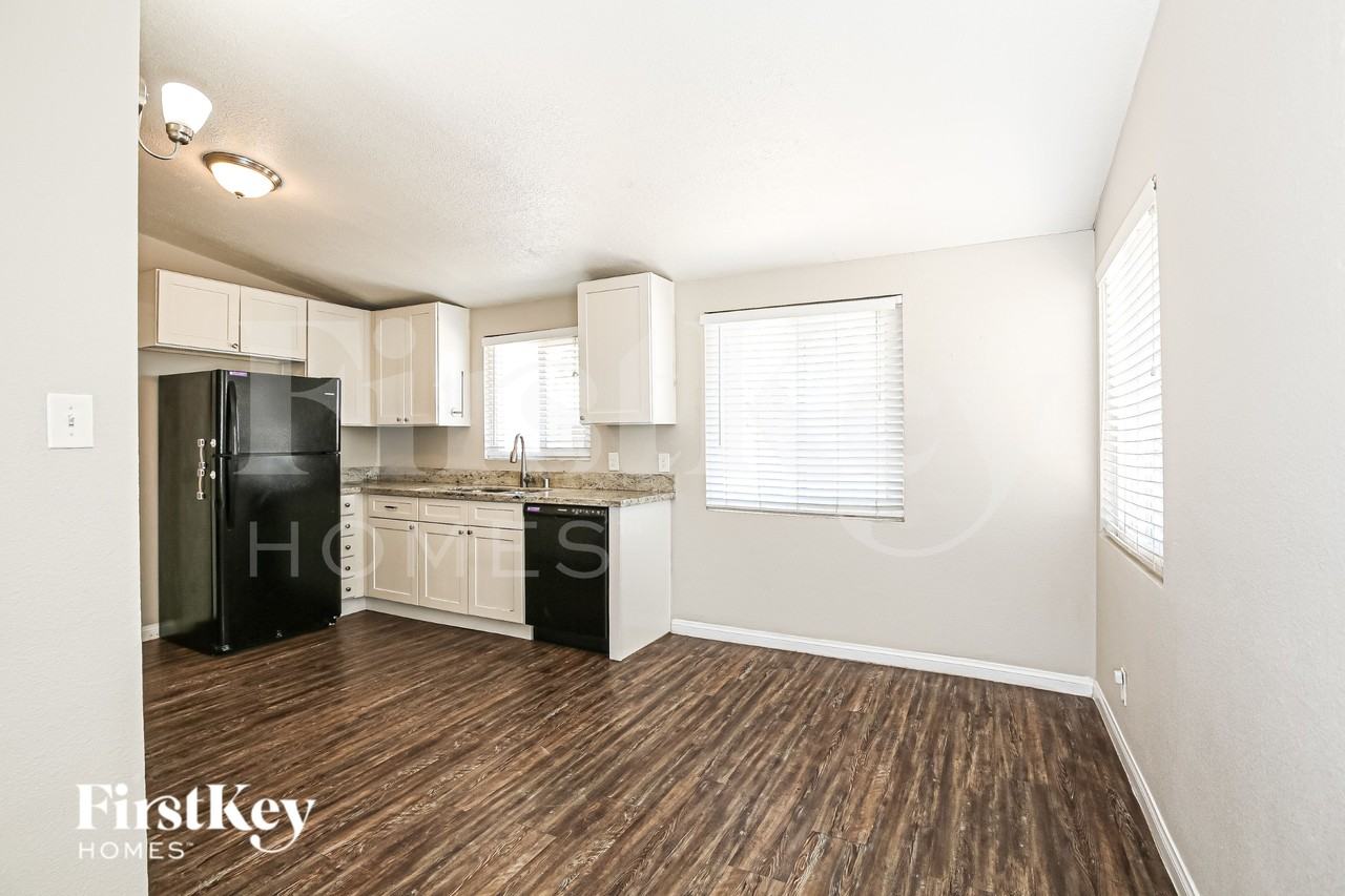 2317 Hassett Ave - Photo 7 of 19