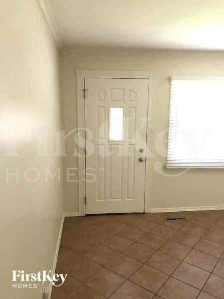 1605 Seminole Ln - Photo 2 of 10