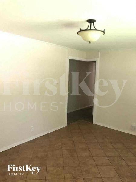 1605 Seminole Ln - Photo 3 of 10