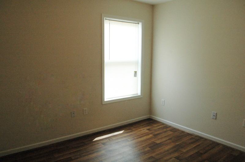 885 Peasley St - Photo 4 of 6
