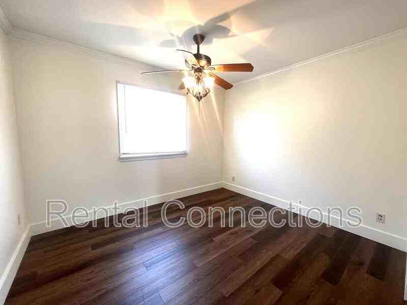 3300 W Hawthorne Ct - Photo 5 of 18