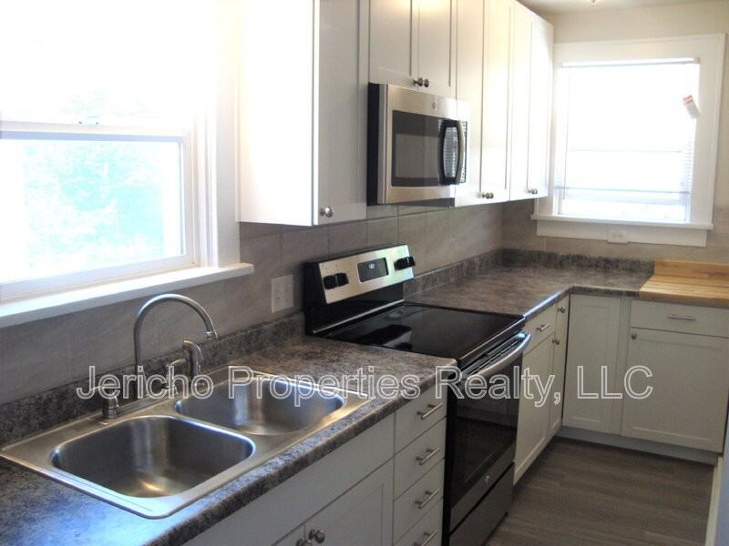 417 S Clarkson St - Photo 2 of 8