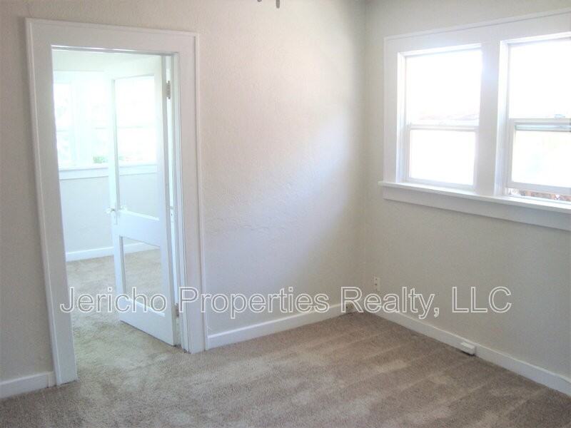 417 S Clarkson St - Photo 4 of 8