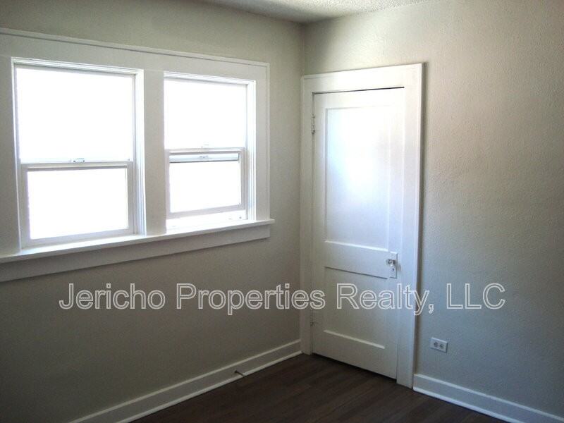 417 S Clarkson St - Photo 7 of 8