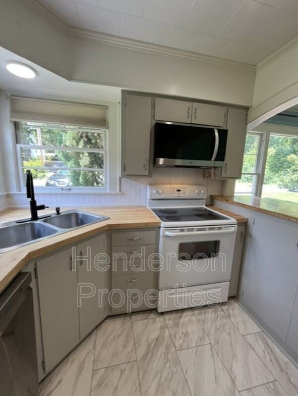 1631 Maple Ave - Photo 6 of 14