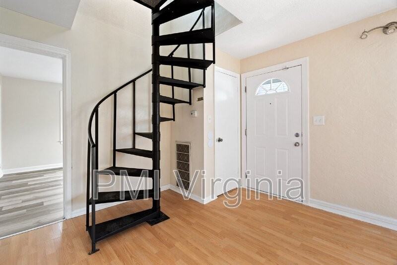 141 Howe St - Photo 5 of 24