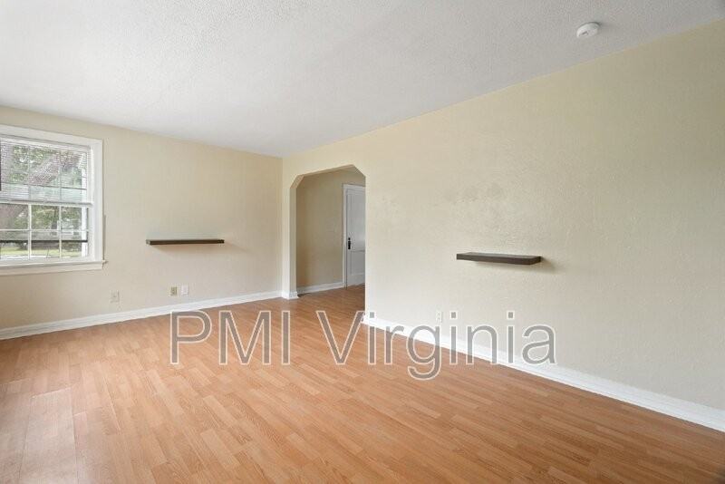 141 Howe St - Photo 6 of 24