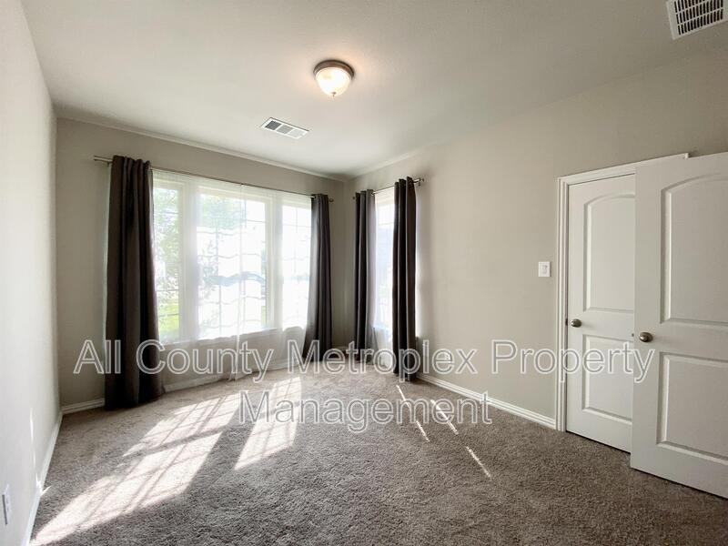 1602 Emerald Brook Dr - Photo 2 of 9