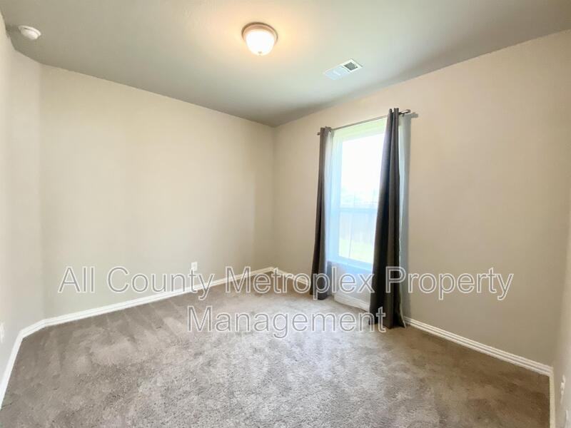 1602 Emerald Brook Dr - Photo 3 of 9