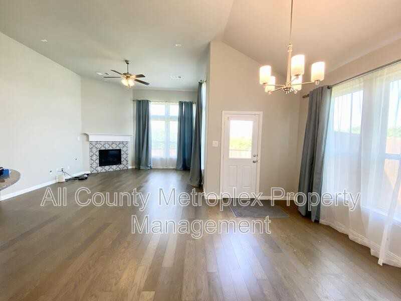 1602 Emerald Brook Dr - Photo 4 of 9