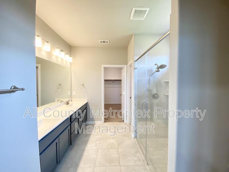 1602 Emerald Brook Dr - Photo 5 of 9