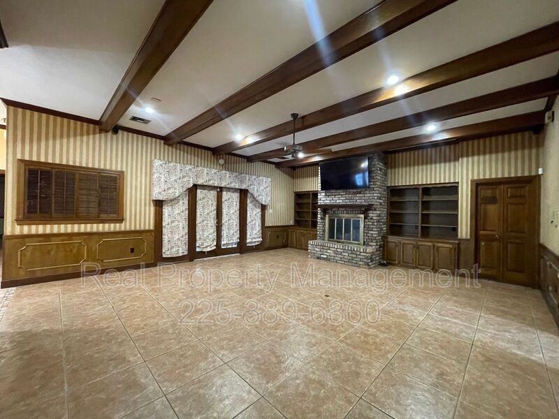 1022 Wooddale Blvd - Photo 3 of 36