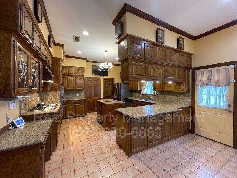 1022 Wooddale Blvd - Photo 4 of 36
