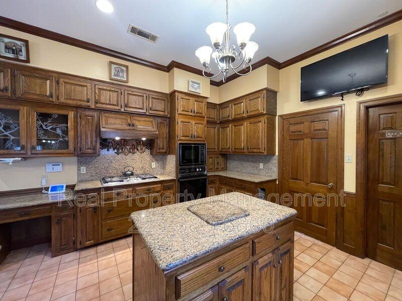 1022 Wooddale Blvd - Photo 5 of 36
