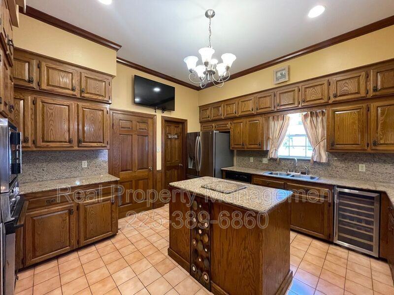 1022 Wooddale Blvd - Photo 6 of 36
